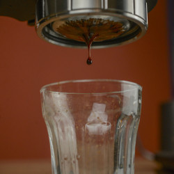 ARAM coffee + stojan (yellow)